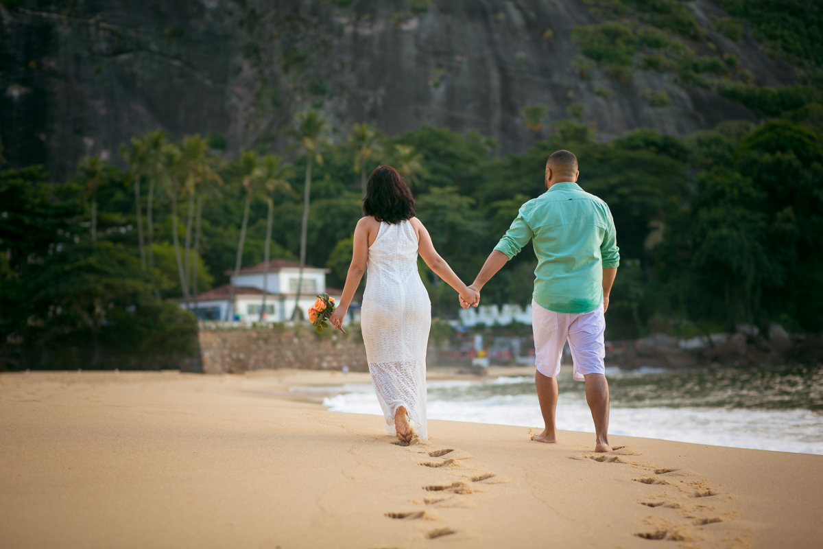 Casal caminhando na areia em ensaio PRÉ-WEDDING na Praia Vermelha-RJ