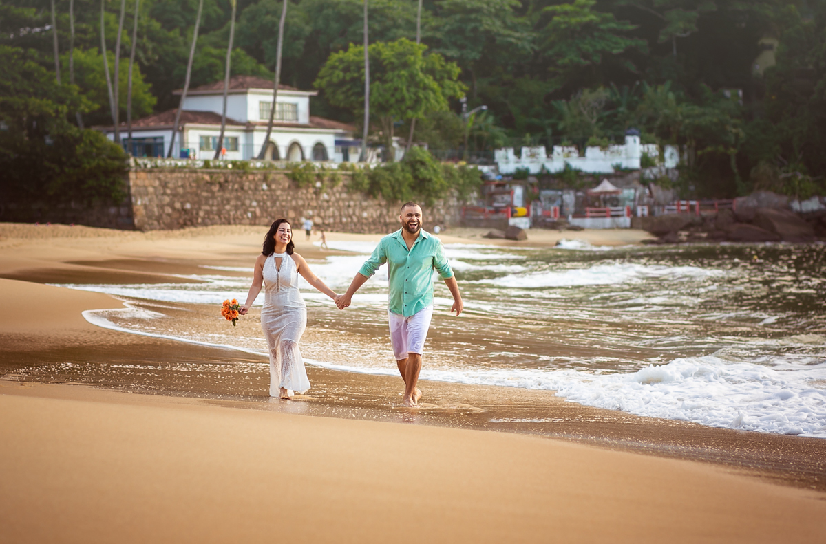 Ensaio Pré-wedding Praia Vermelha, noivos caminhando na areia da praia.