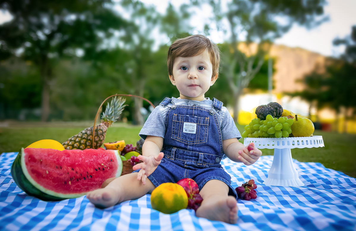 Fotografia infantil tema esmagando as frutas em Lagoa-RJ 