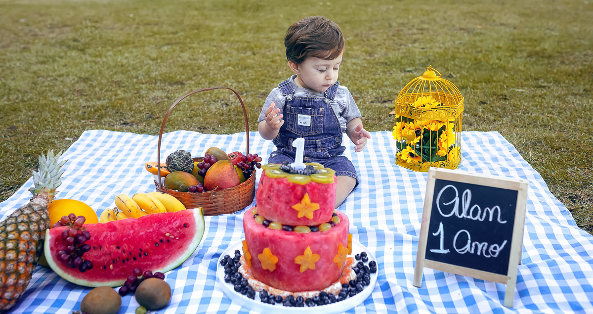 Ensaio Smash the Cake com bolo de melancia