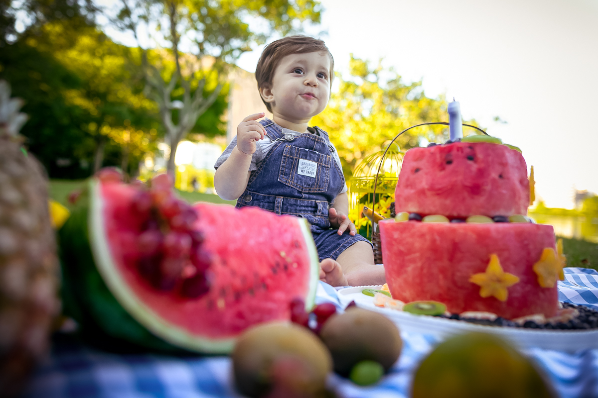 Ensaio externo infantil com frutas feito na Lagoa Rodrigo de Freitas-RJ
