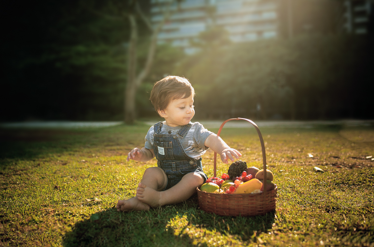 Ensaio infantil feito com muitas frutas/RJ