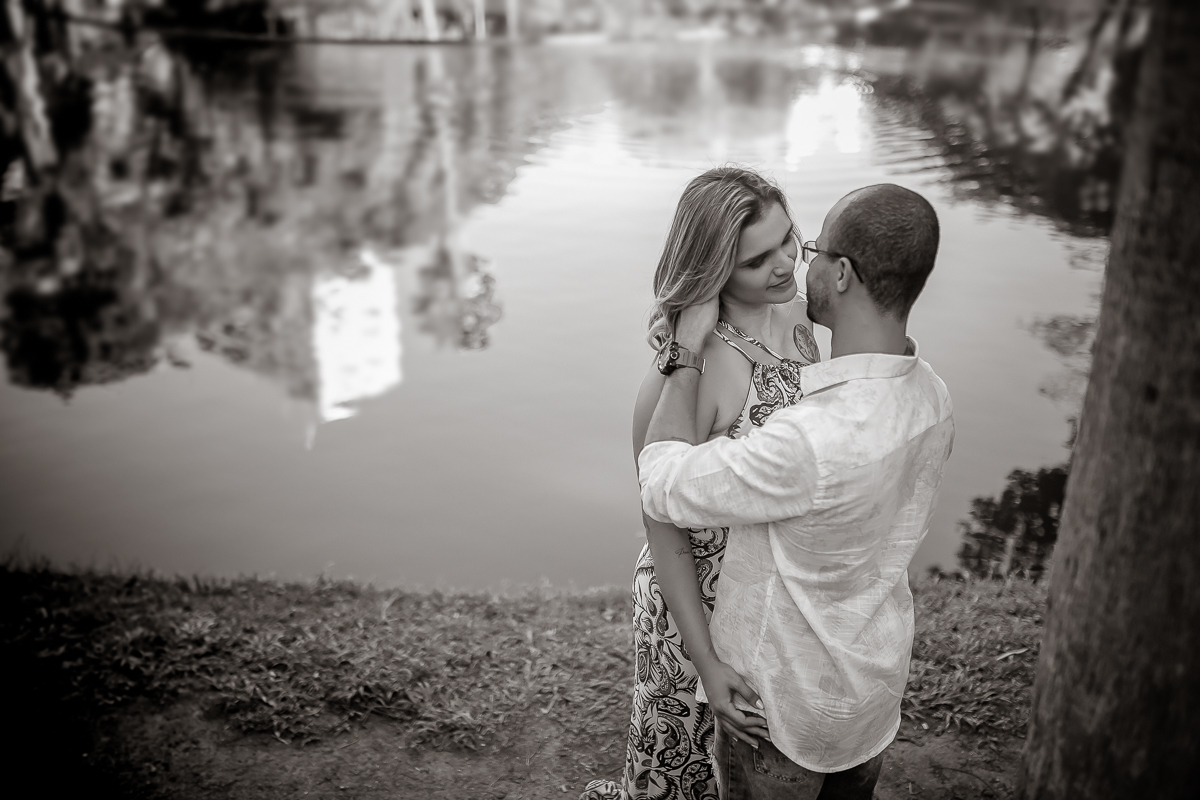 Ensaio Romântico Pré Casamento feito no Campo de São Bento/Niterói