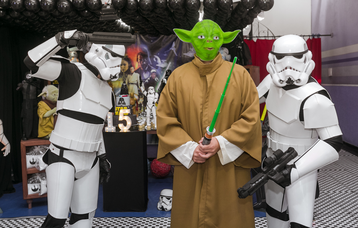 Fantasia Yoda e Soldados em Festa temática no Salão Karetasn de Bangu