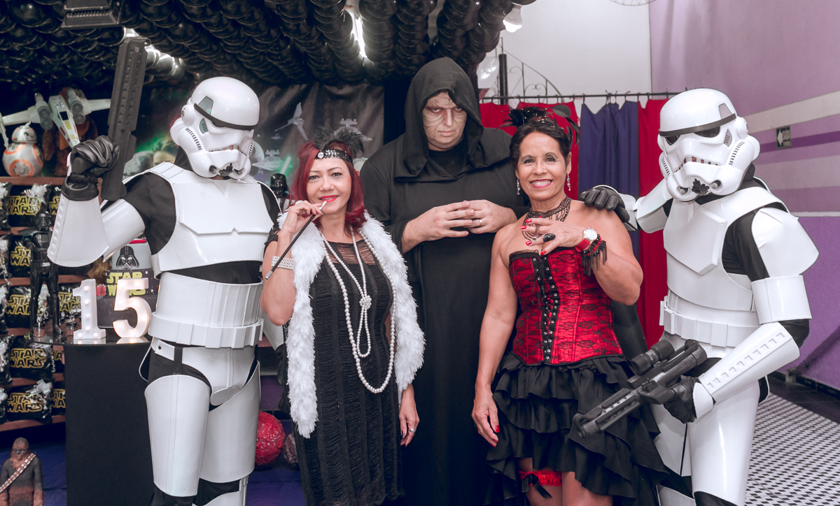 Convidados fantasiados em festa debutante em salão de festas karetas de bangu