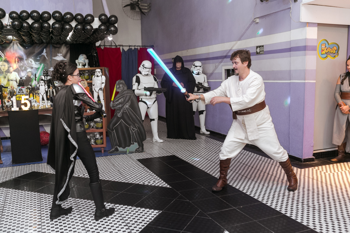 Lutas dos Jedis em festa debutante Star Warsem Salão Karetas de Bangu