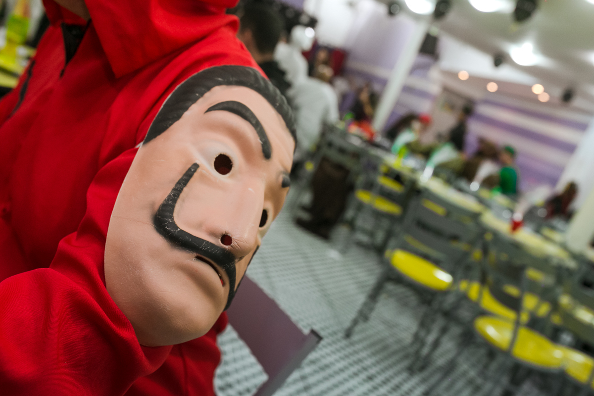 Fantasia tema La casa de papel em salão karetas de bangu