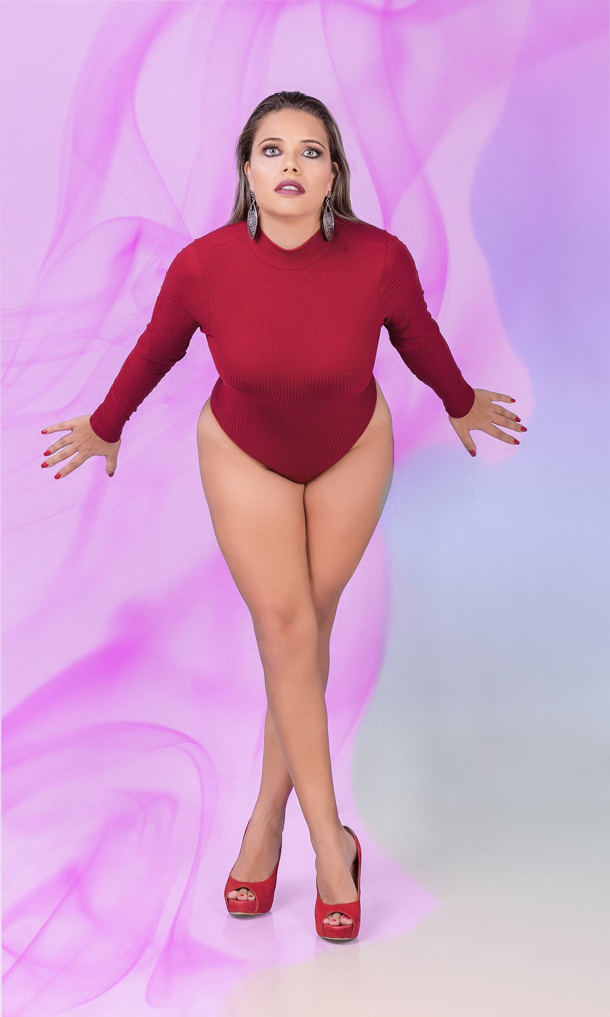 Ensaio em estúdio moda body vermelho manga longa