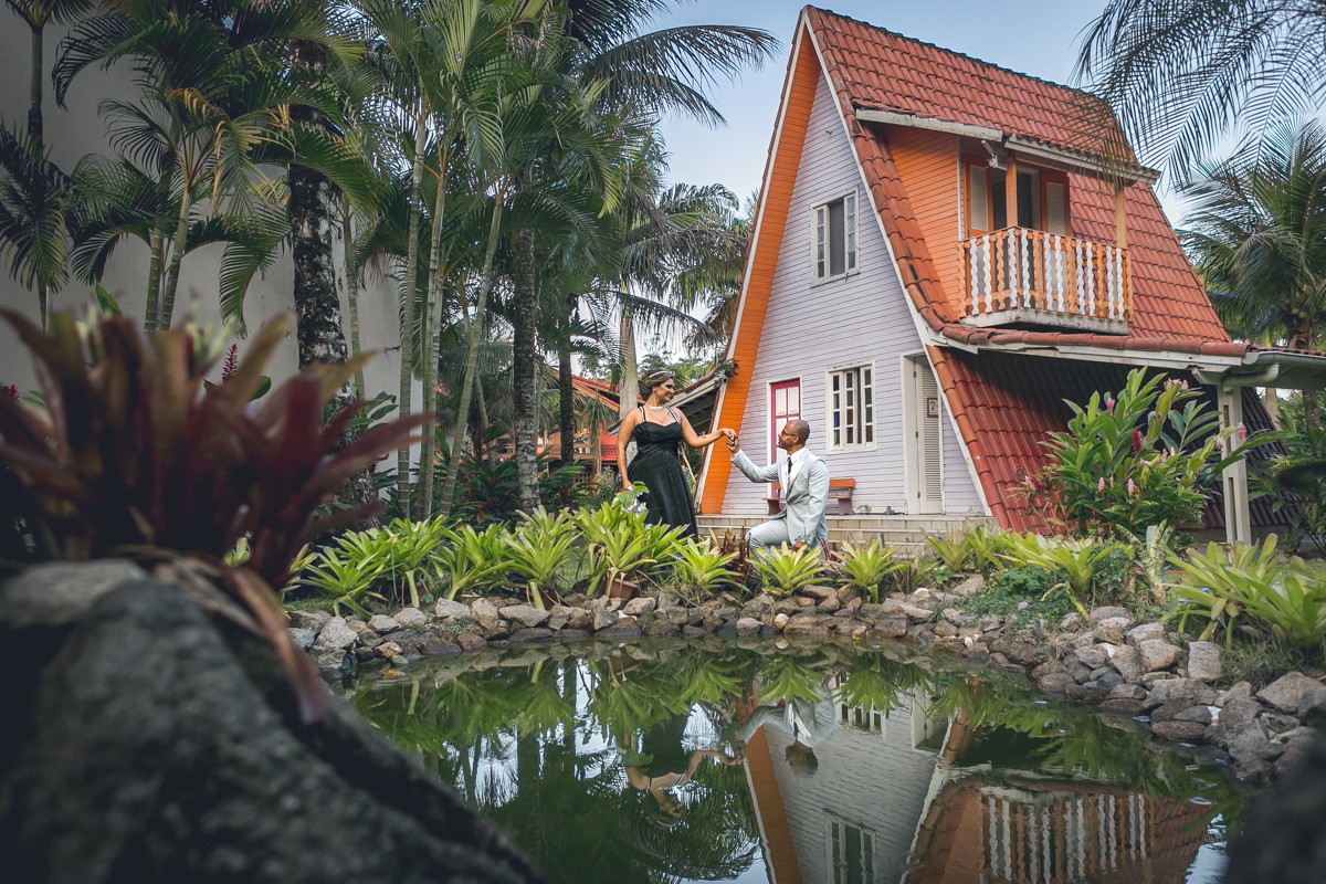 Noivos posando na Frente do Chalé  em Sítio Villagio-RJ