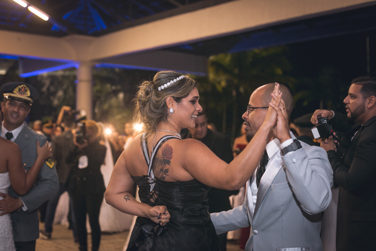 Dança dos noivos em casamento  comunitário em Sítio Villagio-RJ