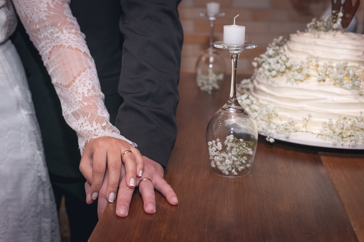 Noivos em mesa com bolo espatulado em  MANJERONA CANTINA & PIZZARIA-RJ