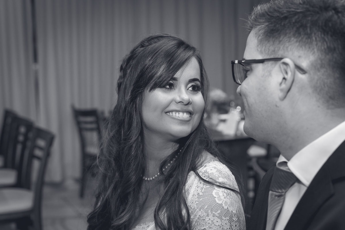 Troca de olhares dos noivos em seu jantar casamento em  MANJERONA CANTINA & PIZZARIA-RJ