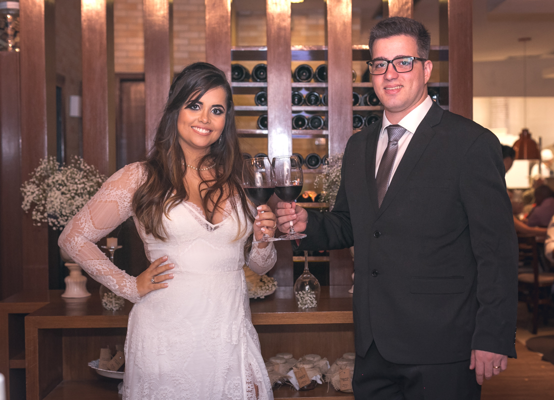 Noivos brindam em o casamento no  MANJERONA CANTINA & PIZZARIA-RJ