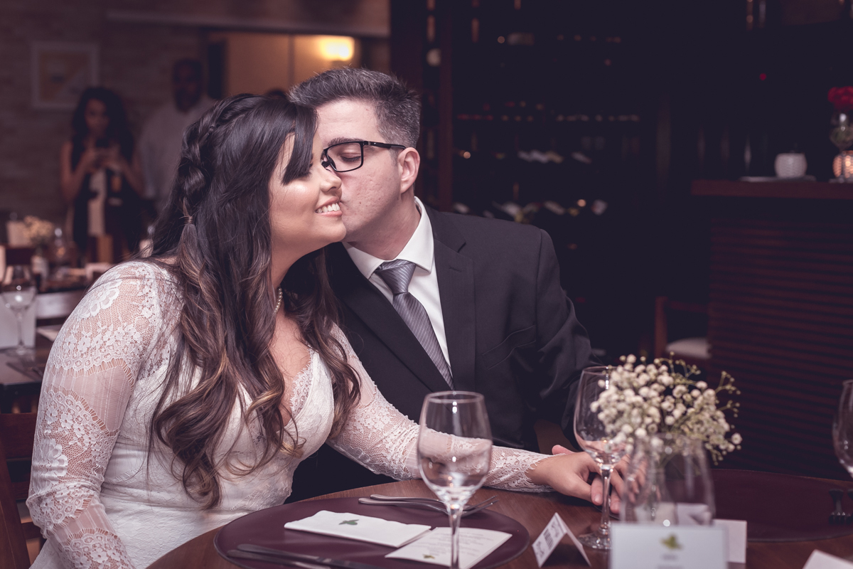 Noivo beijando sua noiva em Jantar no  MANJERONA CANTINA & PIZZARIA-RJ