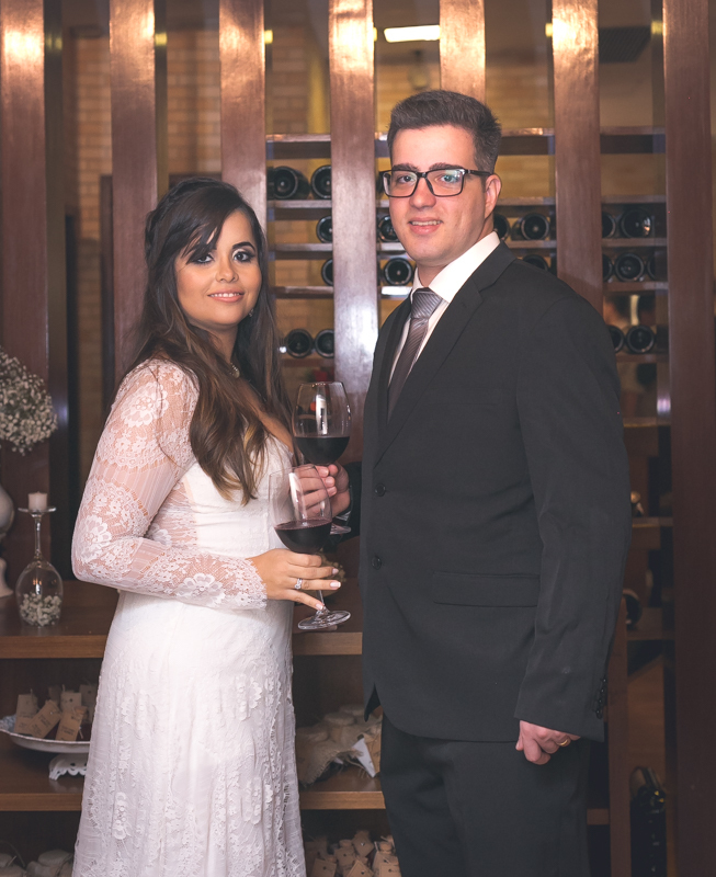 Vinho tinto brindando noivos em restaurante-MANJERONA CANTINA & PIZZARIA-RJ