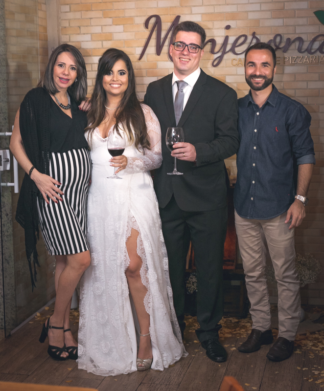 Foto posada noivos com convidados em MANJERONA CANTINA & PIZZARIA-JACAREPAGUÁ