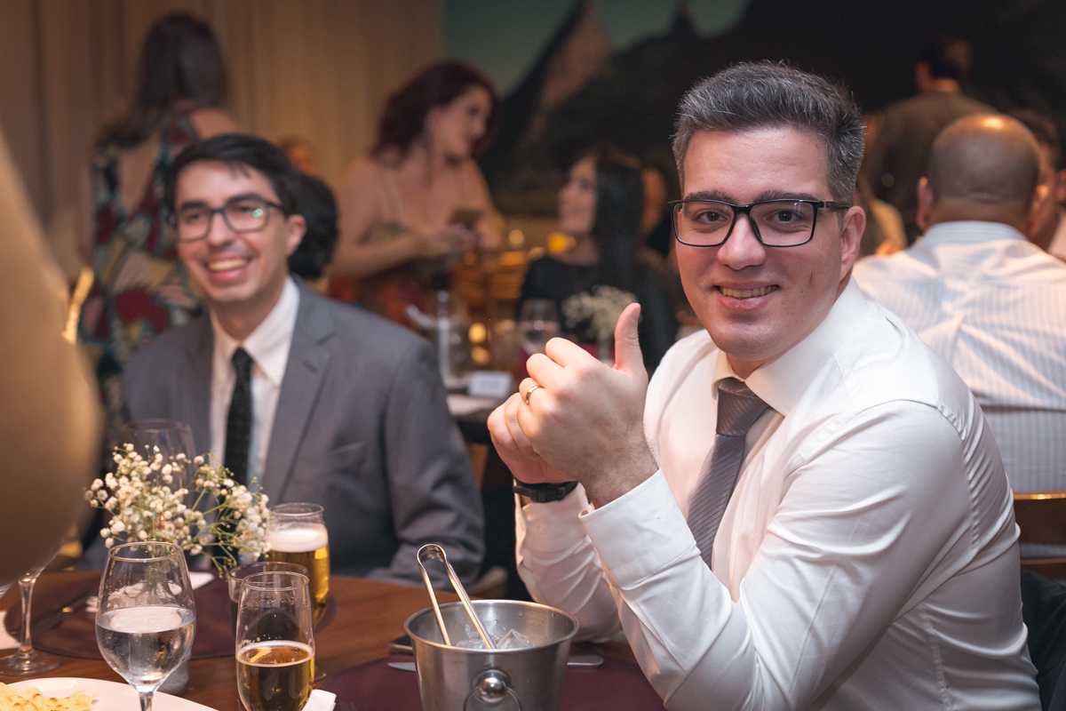 Noivos dando um  joinha para o fotografo em casamento no MANJERONA CANTINA & PIZZARIA-JACAREPAGUÁ