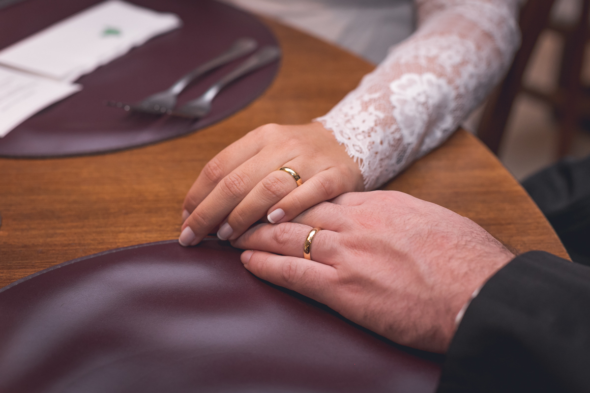 Alianças dos noivos mãos sobre a mesa  MANJERONA CANTINA & PIZZARIA-RJ