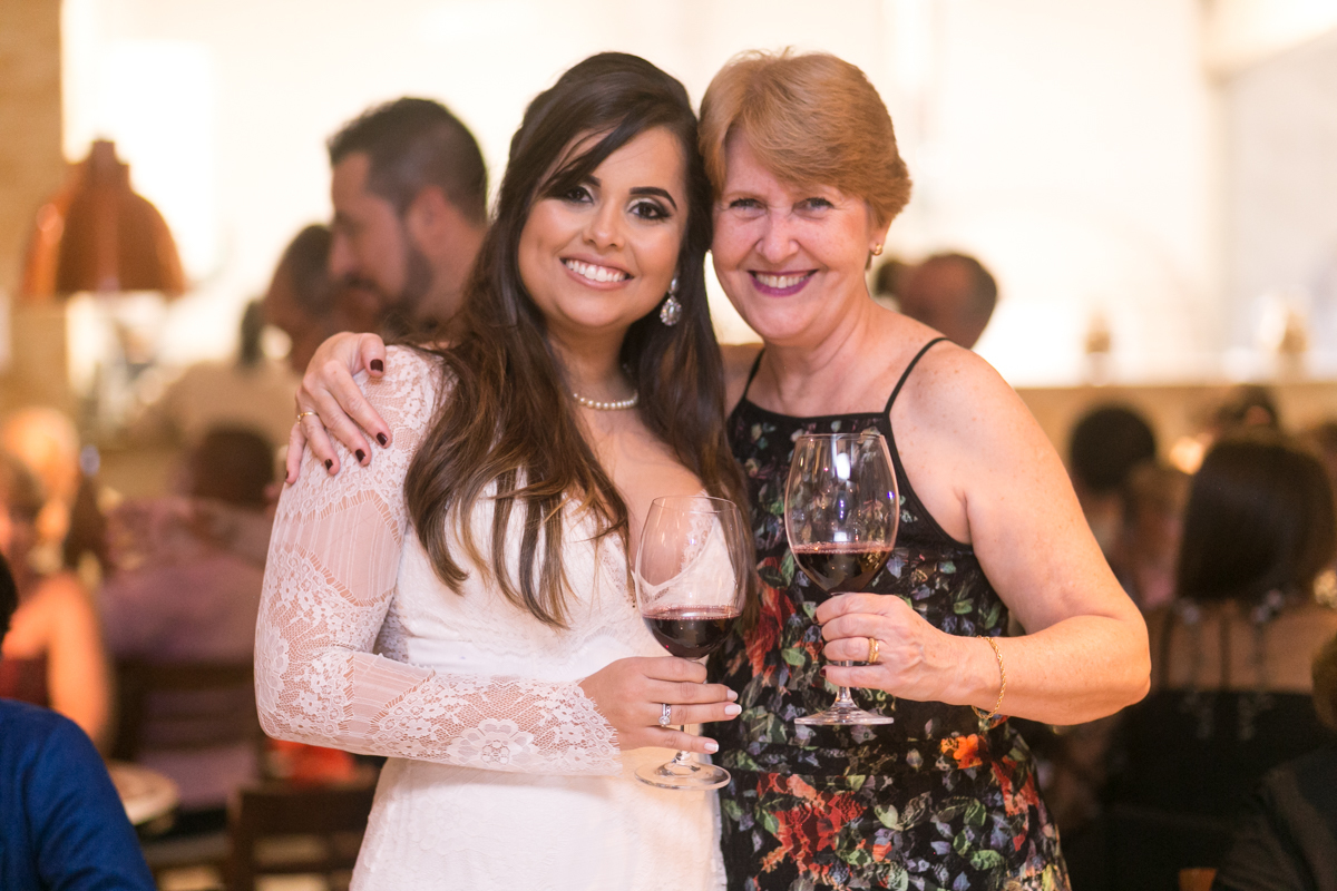 Noiva junto com convidada em seu jantar no MANJERONA CANTINA & PIZZARIA-JACAREPAGUÁ