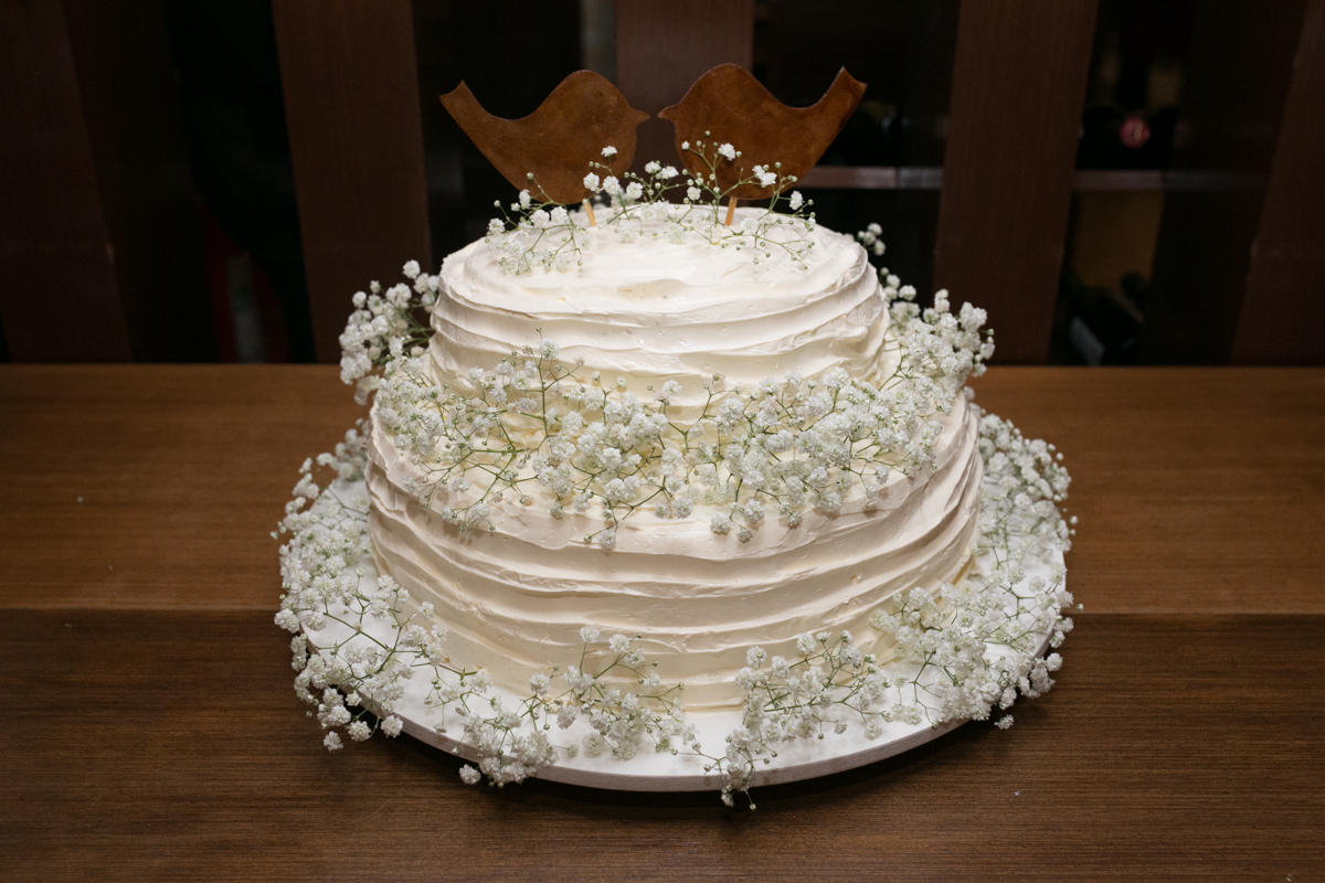 Bolo espatulado branco enfeitado com flores em casamento no  MANJERONA CANTINA & PIZZARIA-RJ