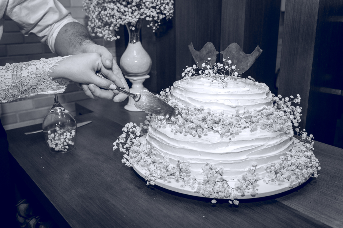 Noivos cortando bolo em jantar casamento  MANJERONA CANTINA & PIZZARIA-Jacarepaguá