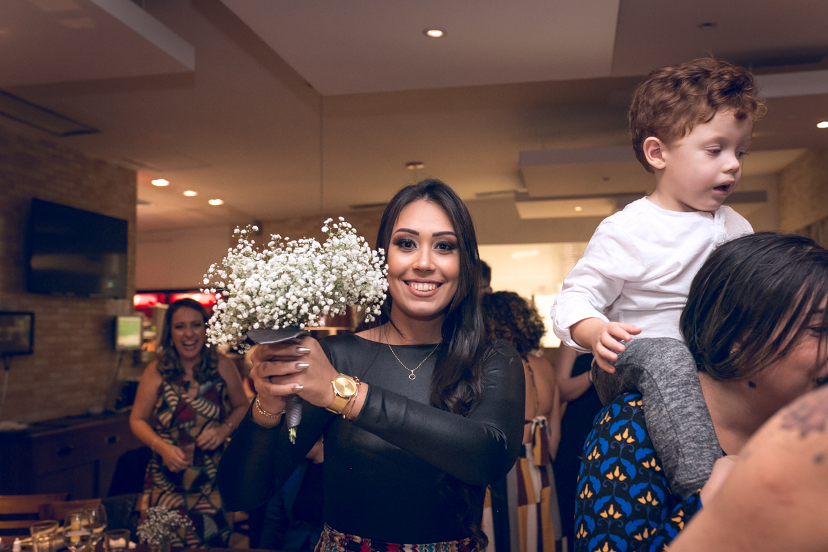 Convidada pegou buquet em MANJERONA CANTINA & PIZZARIA-RJ