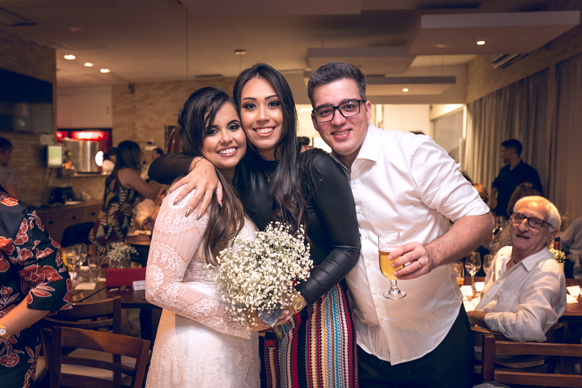 convidada pegou o buquê foto junto com a noiva em 