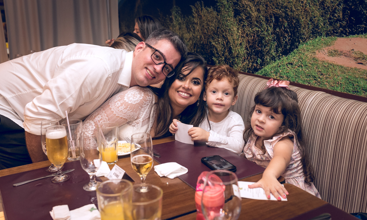 Noivos posando com crianças em seu jantar de casamento no MANJERONA CANTINA & PIZZARIA-JACAREPAGUÁ