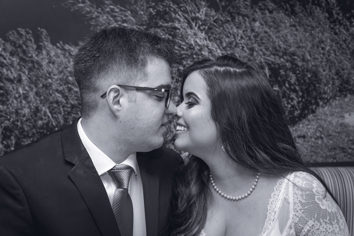 Beijo dos noivos em jantar no  MANJERONA CANTINA & PIZZARIA-Jacarepaguá/RJ