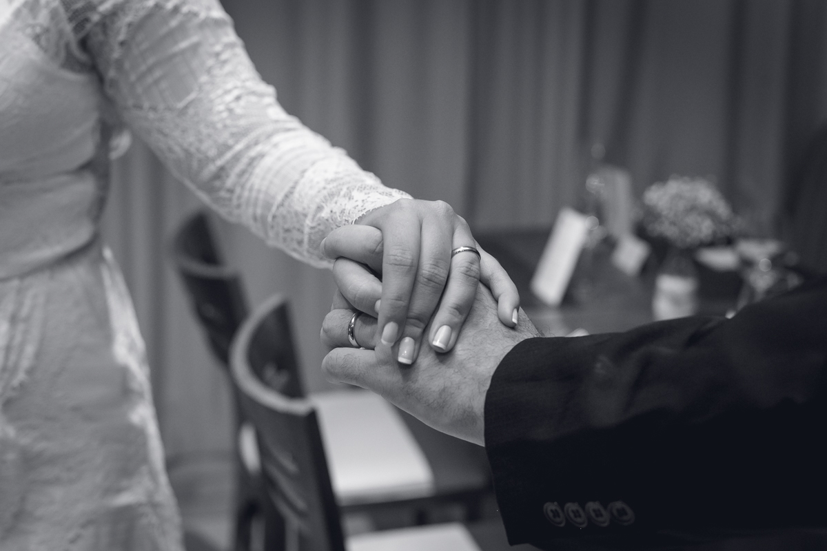 Noivos de mãos dadas em seu casamento no  MANJERONA CANTINA & PIZZARIA-JACAREPAGUA