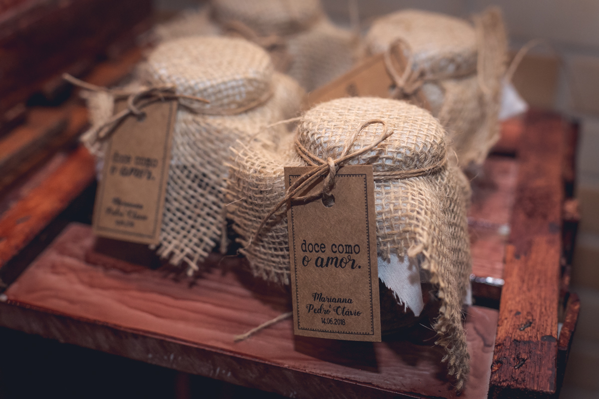 Bolo de pote com decoração de juta rústico em casamento no MANJERONA CANTINA & PIZZARIA-RJ