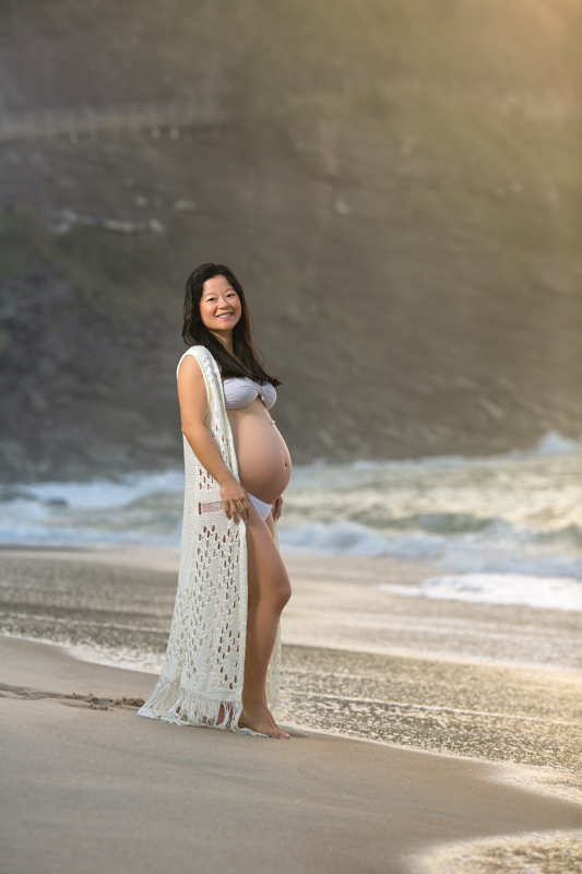 Ensaio de gestante na praia vestindo um roby de renda branco-Grumari