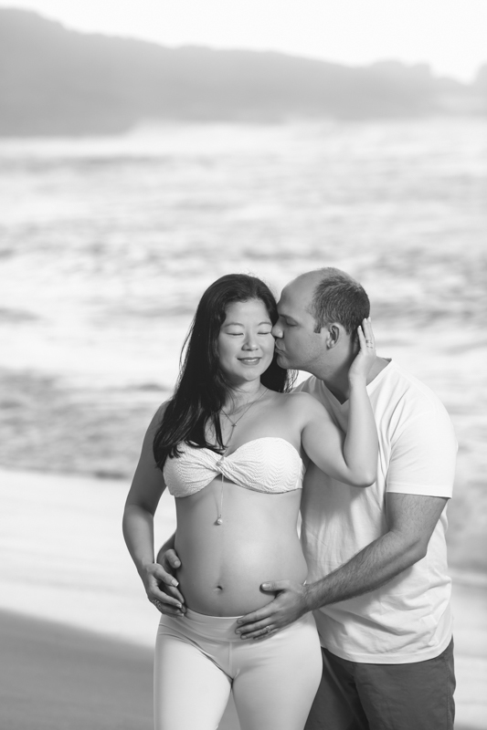 Gestante na praia em ensaio fotográfico junto com esposo Grumari /RJ