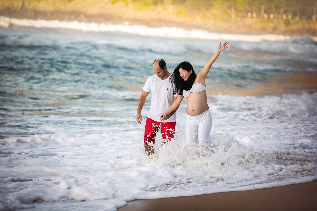 Gestante andando na beira do mar em ensaio-Grumari