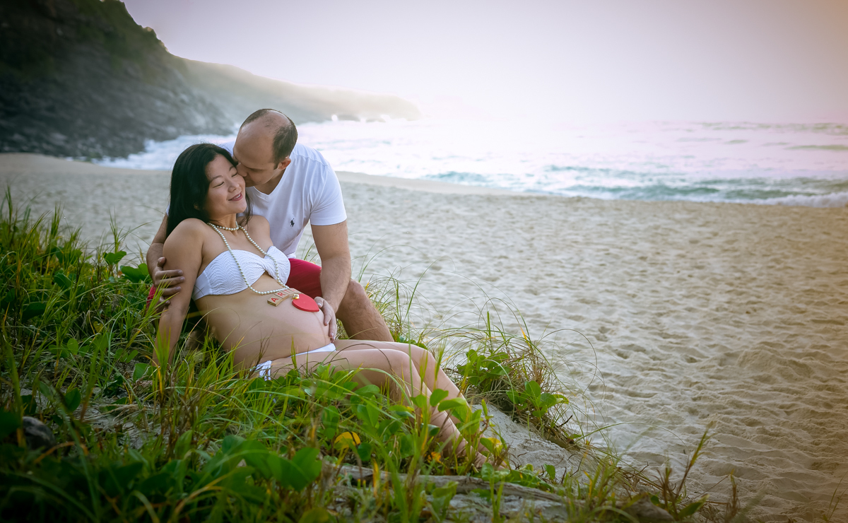 Ensaio gestante sentada ao fundo mar na praia de Grumari-RJ