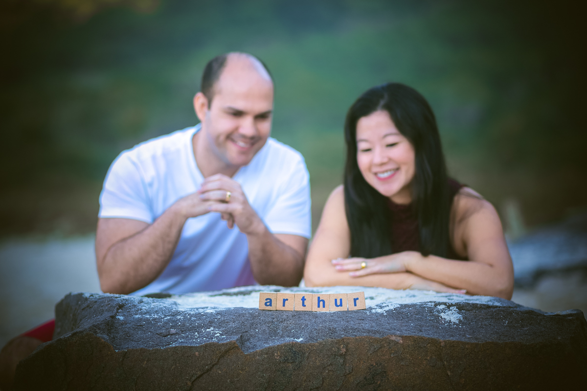 Book de gestante na praia letras em cima da pedr-Grumari