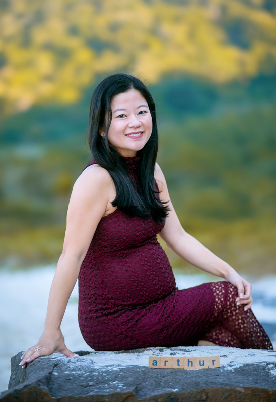 Gestante sentada em ensaio externo em Grumari/RJ