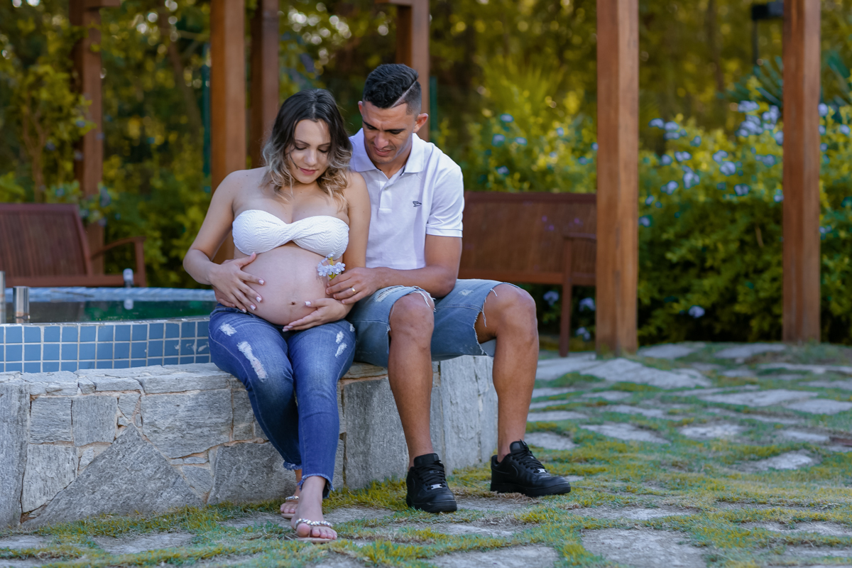 Fotografia afetiva em ensaio de gestante externo-Alphaland na Barra/RJ