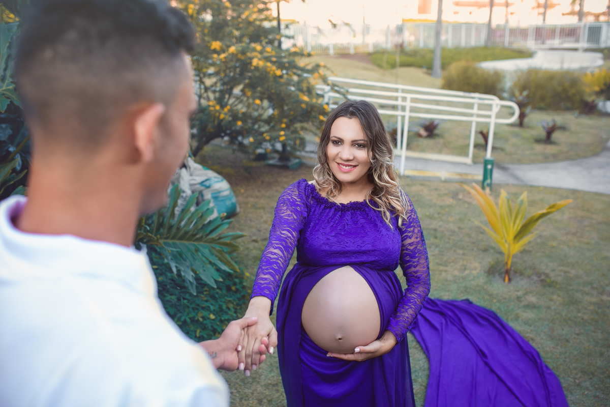 Book fotográfico externo de gestante com vestido azul
