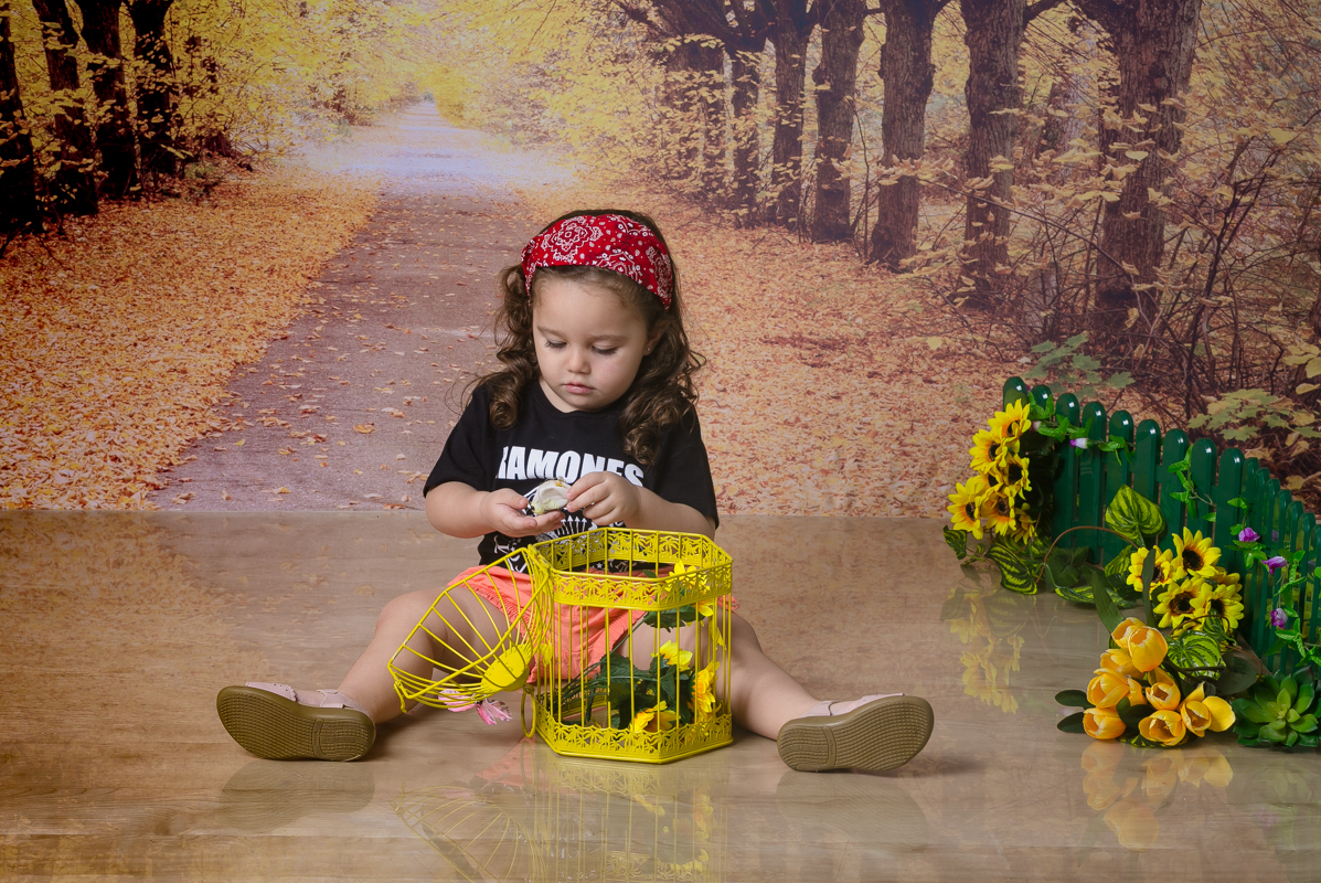 Ensaio infantil menina usando blusa Ramones e bandana