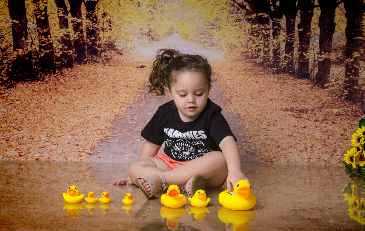 Menina em ensaio temático em estúdio RJ