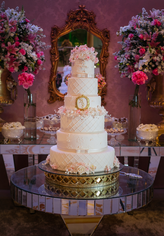 Bolo de Casamento clássico 6 andares em Coliseum Eventos
