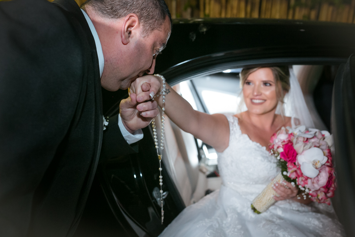 Noiva saindo do carro com um buquê de orquídeas rosas e brancas e, Coliseum Eventos