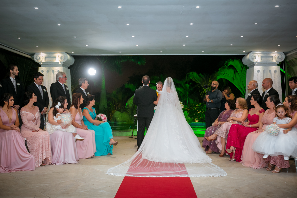 Vestido de noiva com véu comprido em tapete vermelho em Coliseum eventos RH