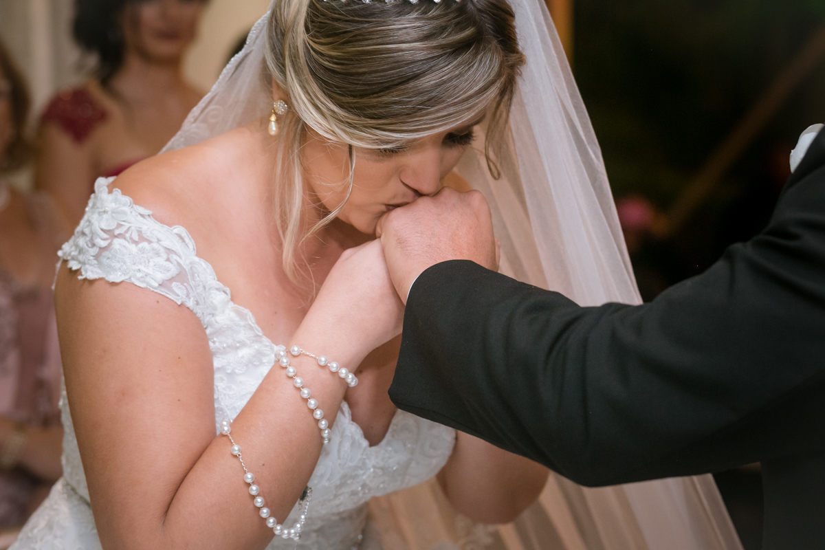 Noiva beijando mão de noivo em casamento no Colisseum eventos/RJ