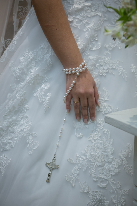 Noiva com terço e vestido de noiva em Colisseum Eventos/Silacap