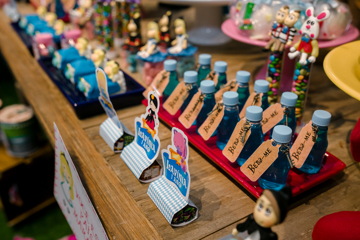 Lembrancinhas na mesa tema Alice no País das maravilhas