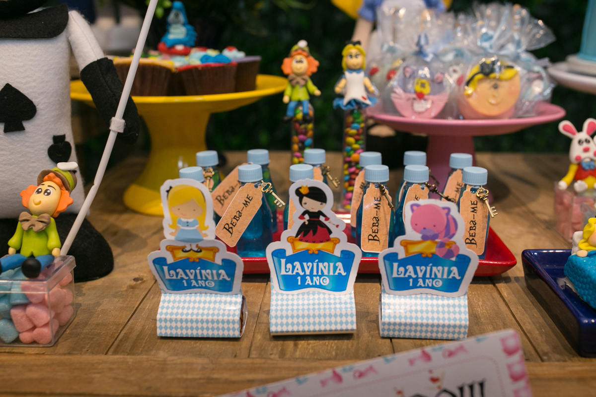 Mesa temática papelaria Alice no País das maravilhas