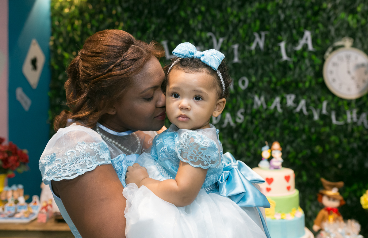 Fotografia mãe e filha em festa temática Alice no país das maravilhas