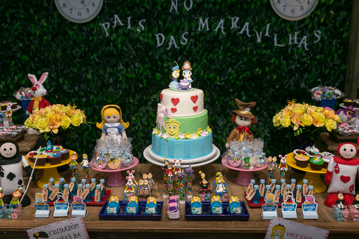 Decoração Alice no País das Maravilha no Oba Festas